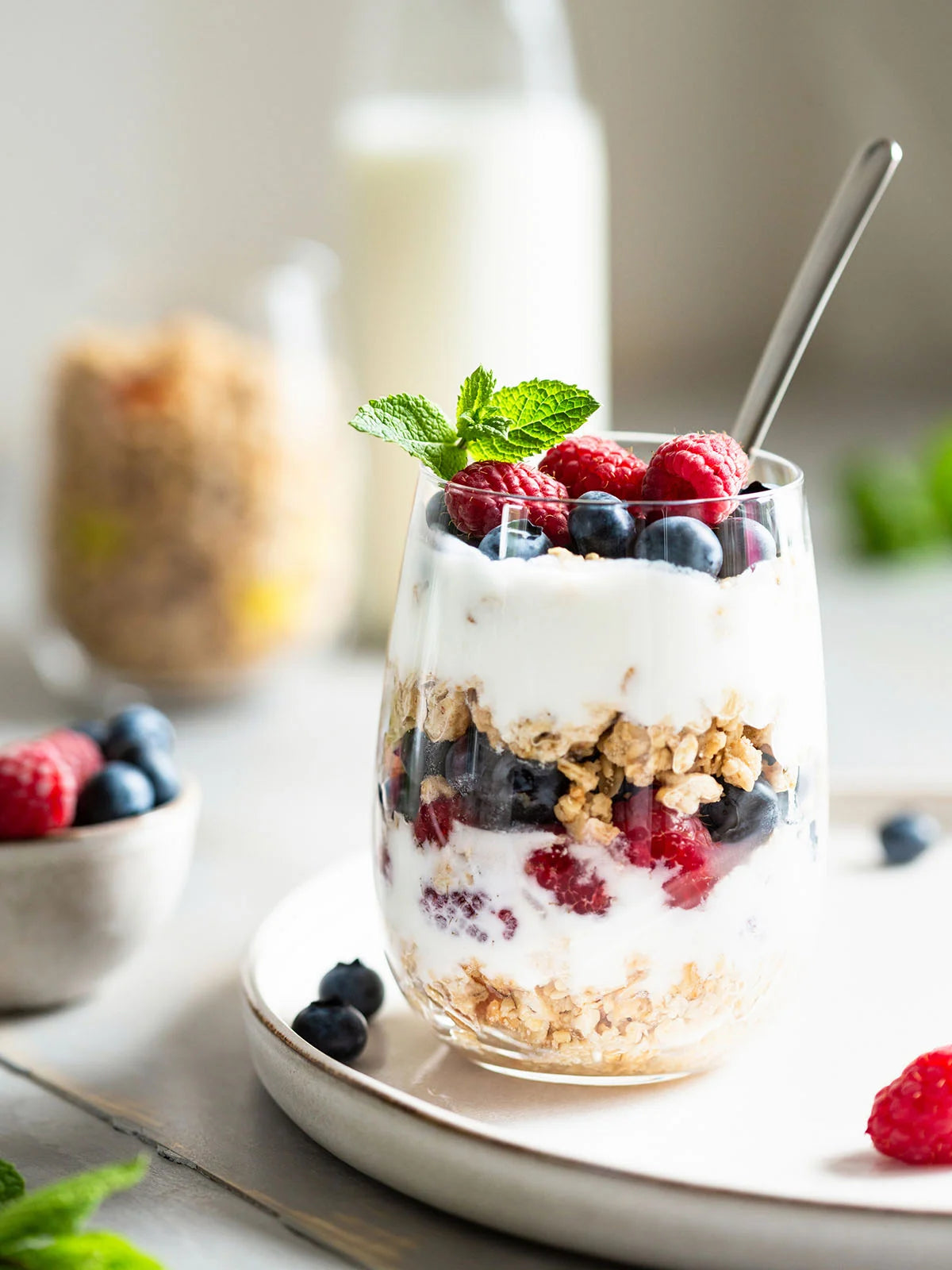 COUPE DE PARFAIT AU YOGOURT VANILLE +FRUITS +GRANOLA